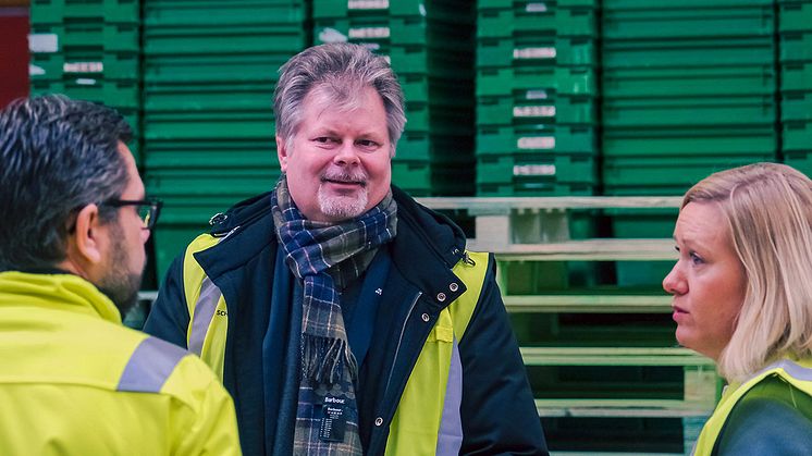 Kommunstyrelsens ordförande Axel Josefson (mitten) i samtal med Tony Ekvall, Branch Manager DB Schenker Gothenburg och Hanna Melander, Kvalitets- och Miljöchef, DB Schenker.