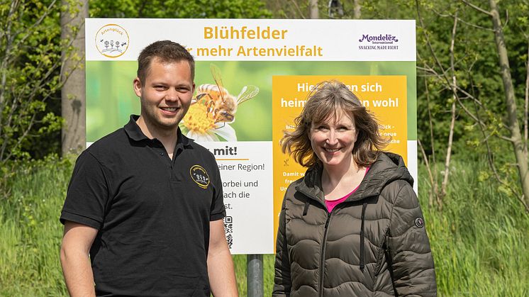 Gemeinsam für mehr Biodiversität in Deutschland: Felix Schulze-Varnholt (Artenglück) und Jenny Linnemann (Mondelēz International)