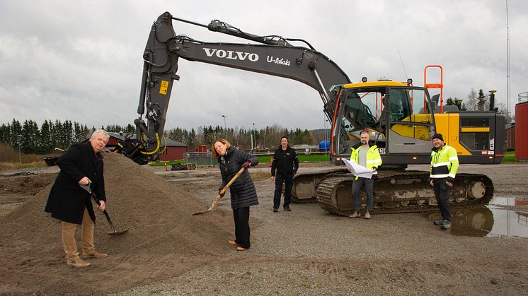 Kommunalråden i Nora kommun;  Tom Rymoen (M) och Solveig Oscarsson (S) tar de första spadtagen för nytt reningsverk den 16 november. Det kommer att betjäna Nora tätort, Ås, Gyttorp, LejLejonbacken, Alntorp m fl.