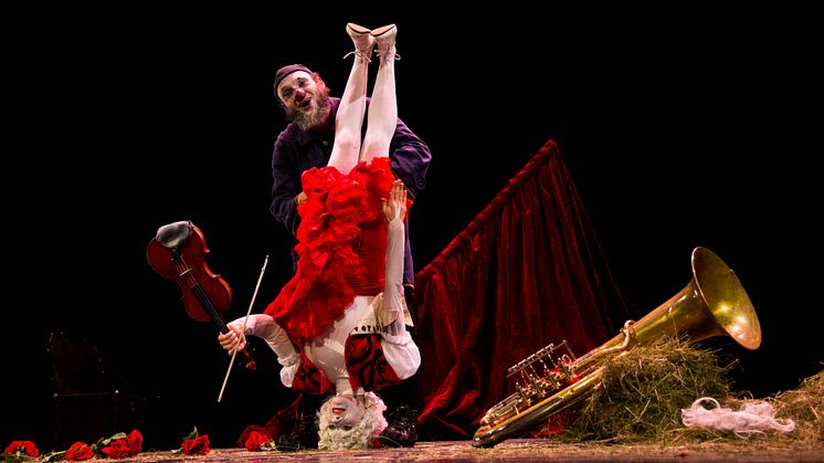 Clowner, akrobatik och klassisk musik med Les Rois Vagabonds på Vara Konserthus