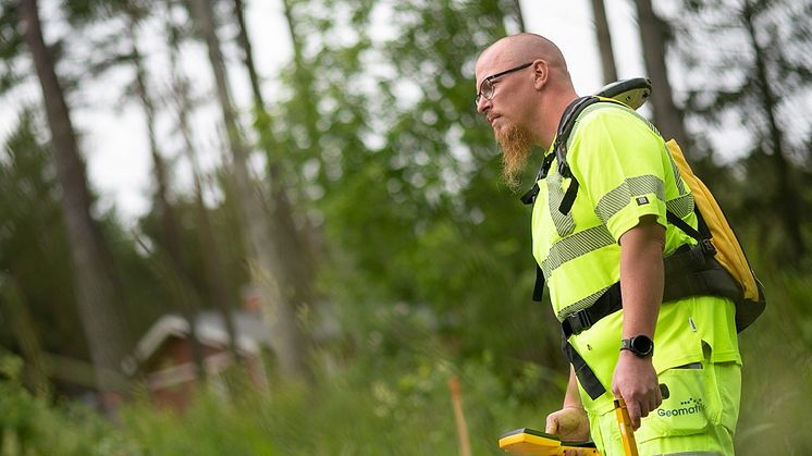 Robert Gradin, fälttekniker hos Geomatikk genomför koordinatsättning i samband med ledningsanvisning