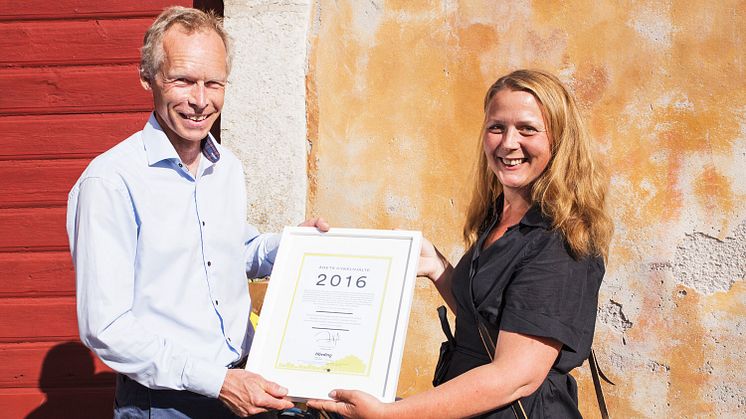 Johan Rockström får sitt diplom som "Årets cykelhjälte 2016"  av Hövdings marknadschef Anna Katarina Skogh.
