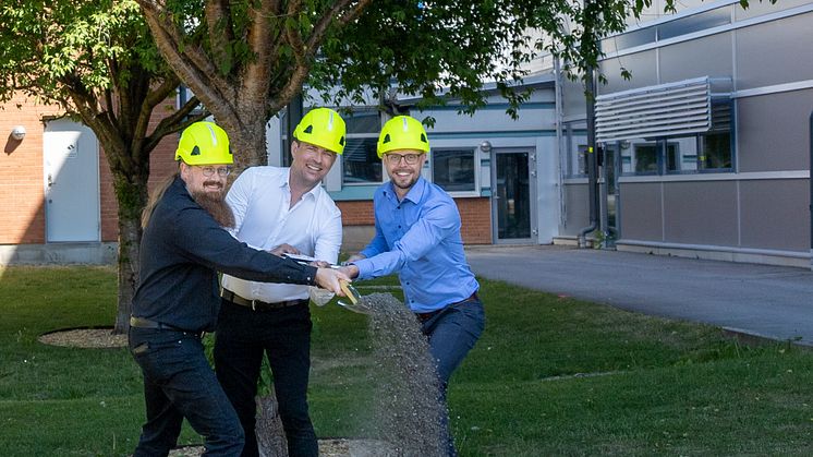 Här tas första spadtaget till en ny utbyggnad av Pfizers tillverkningsanläggning i Strängnäs. På bild från vänster Mikael Brunell, Johan Carlsson och Jakob Holmlund