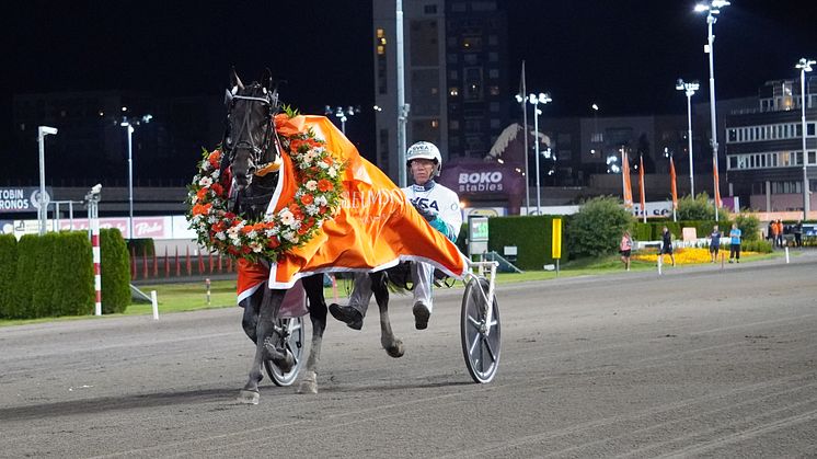 Förstapriset i Jubileumspokalen höjs till 1,5 miljoner kronor. Förra året segrade Missle Hill, tränad av Daniel Redén och körd av Örjan Kihlström. Foto: Solvalla