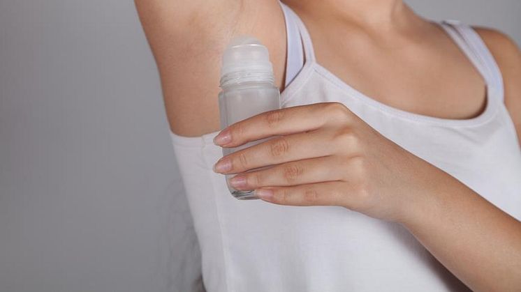 Applikation av deodorant. Foto: Shutterstock.