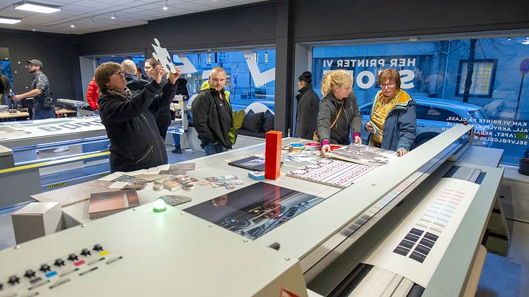 Med storformatprinteren Canon Océ Arizona 480GT kan Skrå trykke direkte på et bredt utvalg av materialer. Det falt i smak hos de mange besøkende under åpningen.