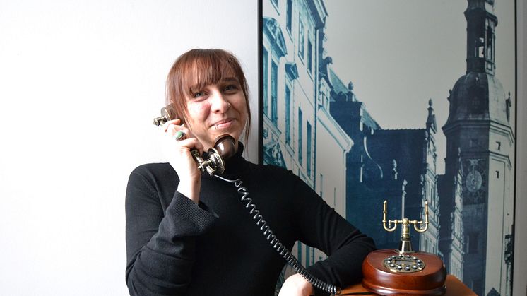Annemarie Riemer als Vermittlerin des Museums am Telefon - Foto: Stadtgeschichtliches Museum Leipzig