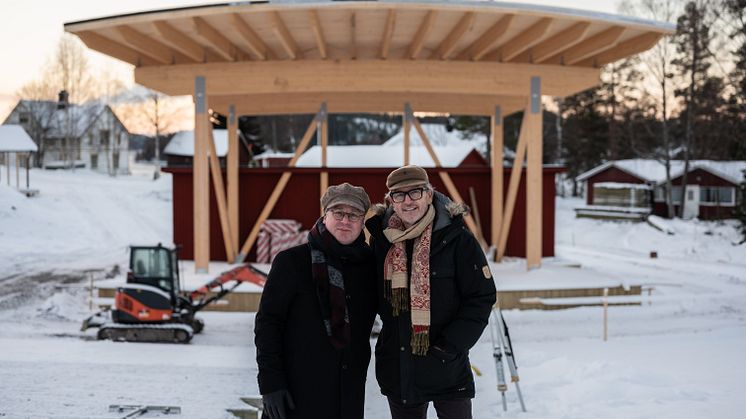 Den 11 juli är det världspremiär för Bygdesplet Höga Kusten av Tomas Ledin.  Här vid Höga Kusten Friluftsteater i Lövvik tillsammans med regissören Markus Virta, kanske mest känd för musikalsuccén ”Så som i himlen”. 