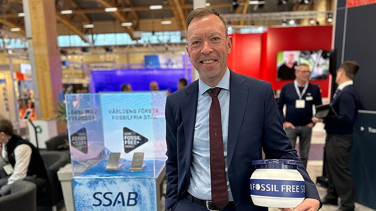 Framtiden är fossilfri. Thomas Hörnfeldt, Vice President Sustainable Business, visar SSAB:s fossilfria metallpulver för additiv tillverkning.