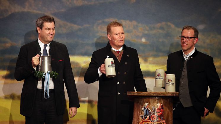 Ministerpräsident Markus Söder, Paulaner Geschäftsführer Andreas Steinfatt und der 1. Braumeister Christian Dahncke beim ersten Schluck Salvator. 
