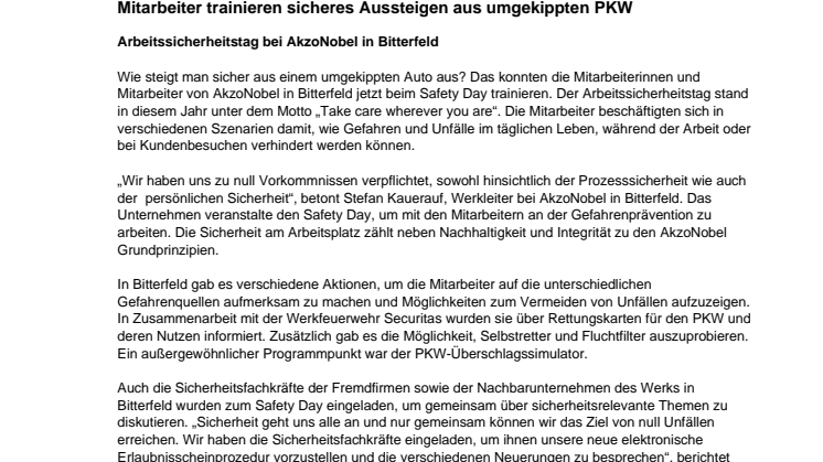 Safety Day bei AkzoNobel in Bitterfeld: Mitarbeiter trainieren sicheres Aussteigen aus umgekippten PKW