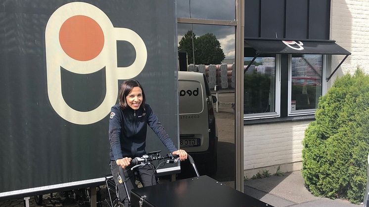 Lara på sin lådcykel