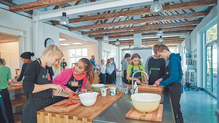 Ny rapport: 2 ud af 3 danske børn vil gerne lave mere mad derhjemme – men de voksne orker det ikke