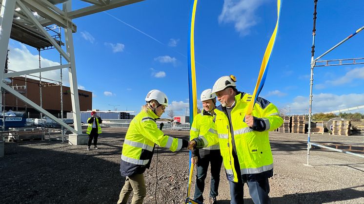 Landshövding Anneli Hulthén klipper bandet och inviger ångledningen mellan Örtoftaverket och Nordic Sugars sockerbruk i Örtofta