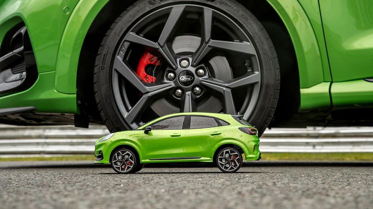 ​Fords nye Perfomance-SUV, Puma ST i duell med radiostyrt kopi på bane
