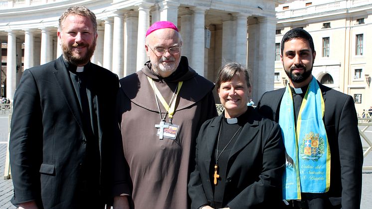 Delar av den svenska ekumeniska delegationen på Petersplatsen i Rom. Foto: Mikael Stjernberg.