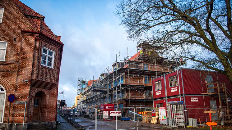 Byggnationen av det nya flerbostadshus i Tomelilla pågår för fullt och för värmeleveransen står Solör Bioenergi. Fotograf: Marit Lasson 