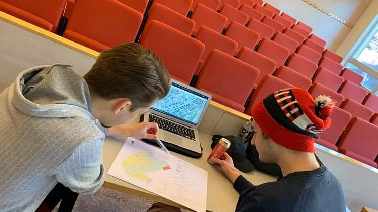 Här jobbar studenterna Alex Holmstrand och Viktor Andersson med en av detaljplanerna.