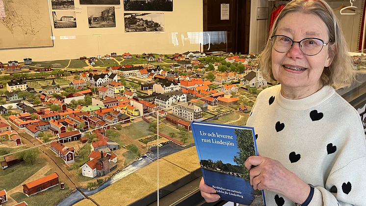 Cicki Eriksson med sin nya bok "Liv och leverne runt Lindesjön".