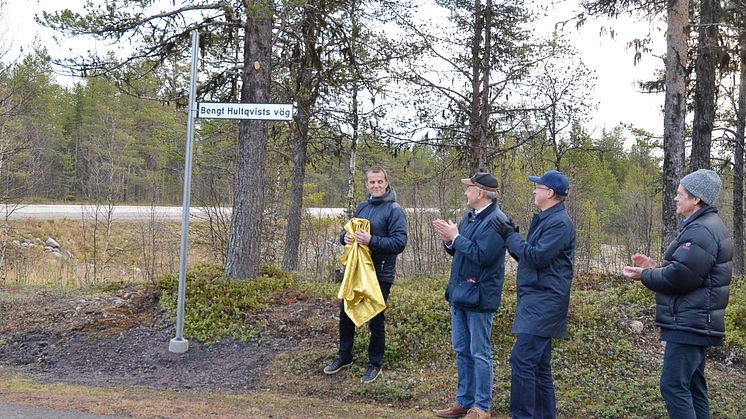 Idag avtäckte Kirunas kommunalråd Gunnar Selberg skylten för Bengt Hultqvists väg utanför Rymdcampus i  Kiruna. På plats fanns Stas Barabash (IRF), Olle Norberg (LTU) och Craig Heinselman (EISCAT).  Foto: Annelie Klint Nilsson, IRF.