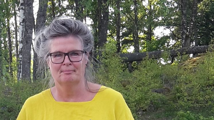 Konstnären Cissi Stahli med den konstnärliga utsmyckningen "Vättar"