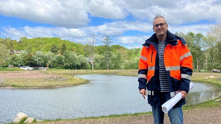 Salwan Zaynal är projektledare för dagvattenanläggningen vid Kryddammen i Angered. Här sjunker föroreningar till botten och schaktas bort. Foto Ulrika Naezer