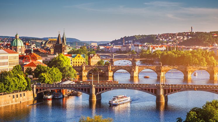 Solnedgång över Gamla stan och Karlsbron som går över floden Vltava i Prag, Tjeckien. Foto: Shutterstock.