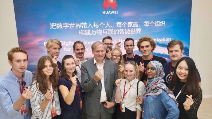 10 universitetsstudenter besökte Huawei i Kina