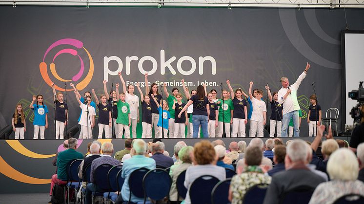 Reinhard Horn präsentierte mit einem Kinderchor Lieder aus dem Projekt „Earth Choir Kids“ bei der diesjährigen Jahresversammlung der Energiegenossenschaft Prokon.