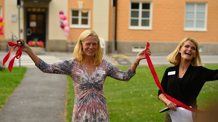 Idag invigde logopedkliniken sitt nyrenoverade, helt egna hus på Danderyds sjukhus. Här klipps banden av vd Yvonne Haglund Åkerlind och verksamhetschef Helén Norström. Foto: Anders Hellblom.