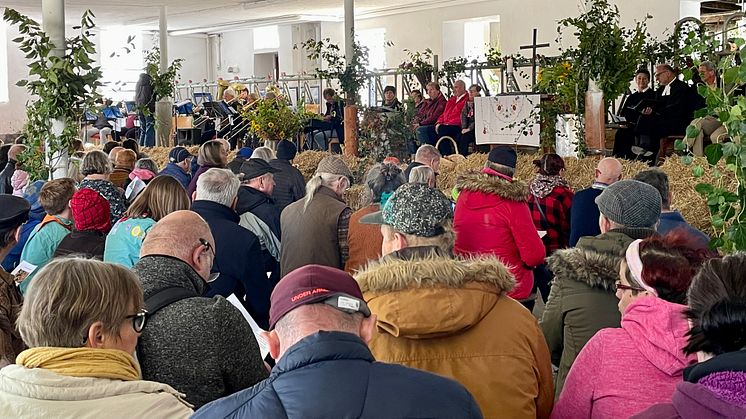 Der Erntedank-Gottesdienst fand im Bullenstall des Hofguts Richerode statt. Foto: Christina Rausch/Hephata Diakonie