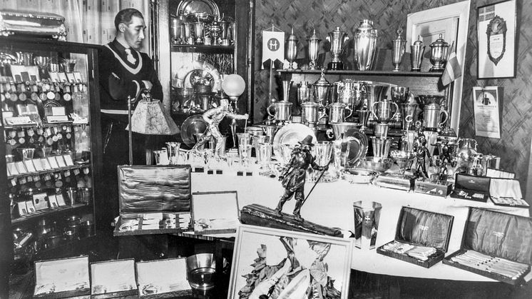 Arthur Häggblad med sin prissamling och Vasaloppets segertrofe i centrum - Foto Västerbottens museum