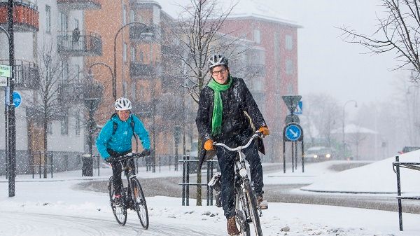 Vintercyklist i Sollentuna