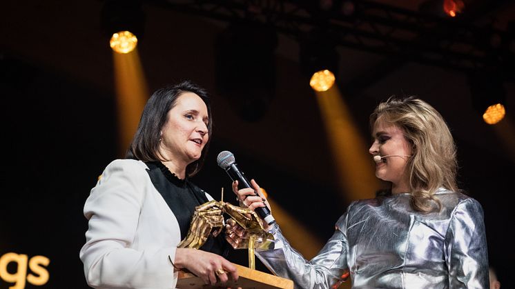 Pinewoods marknadschef Charlotta Malmberg blir intervjuad av galans konferencier Sofia Dalén.