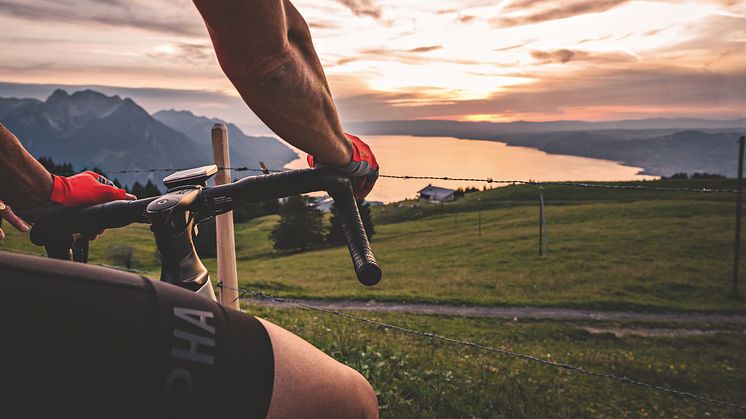 Roadbiker geniesst den Sonnenuntergang über dem Genfersee bei Agittes, © Schweiz Tourismus.