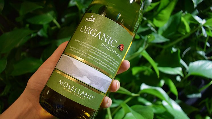 Uutuusviini Moselland Organic Qualitätswein on matala-alkoholinen ja luomu sekä sopii vegaaneille.