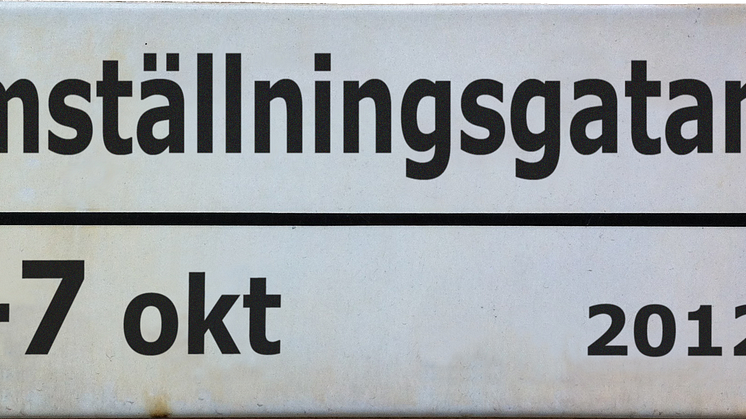 Skylten - loggon till evenemanget Omställningsgatan 6-7 oktober på Norrtullsgatan i Stockholm