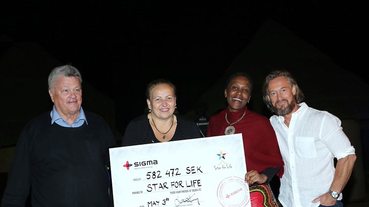 A joyful occasion! Sigma IT hands over SEK 582,472 to Star for Life (SfL). From the left: Dan Olofsson, founder of Sigma and SfL; Anki Elken, Secretary General SfL; Thandeka Mabaso, responsible for SfL in South Africa; Lars Kry, CEO of Sigma IT.