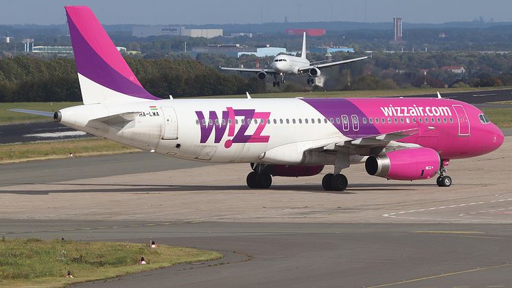 Eine Maschine der Airline Wizz Air am Dortmunder Flughafen.