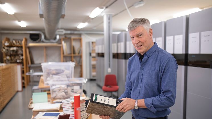 Göran Larsson, arkivarie vid Umeå universitetsbibliotek som arbetar med PO Enquists arkiv