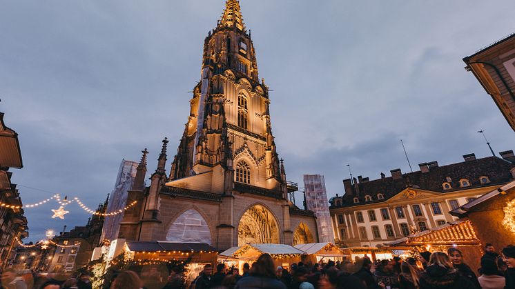 Berner Münster mit Weihnachtsmarkt (c) Digitale Massarbeit