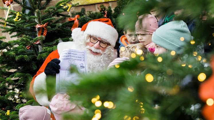 Der Weihnachtsmann ist wieder in Himmelpfort im Ruppiner Seenland! Von dort aus beantwortet er jedes Jahr die Briefe der Kinder. Natürlich kann man ihn auch dort besuchen. Foto: Deutsche Post/Jens Schlüter.