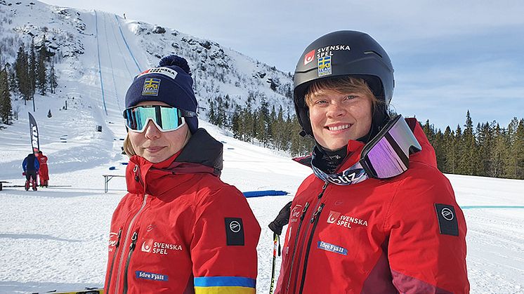 Hanna Matslofva, Orsa Alpina, trea och Britta Backlund, Rättviks SLK, tvåa under världcuptävlingen i speedski på Idre Fjäll.