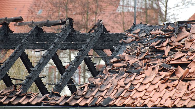 En brand som sprider sig via takfoten upp till vindsutrymme och yttertak är ett vanligt och välkänt problem. 
