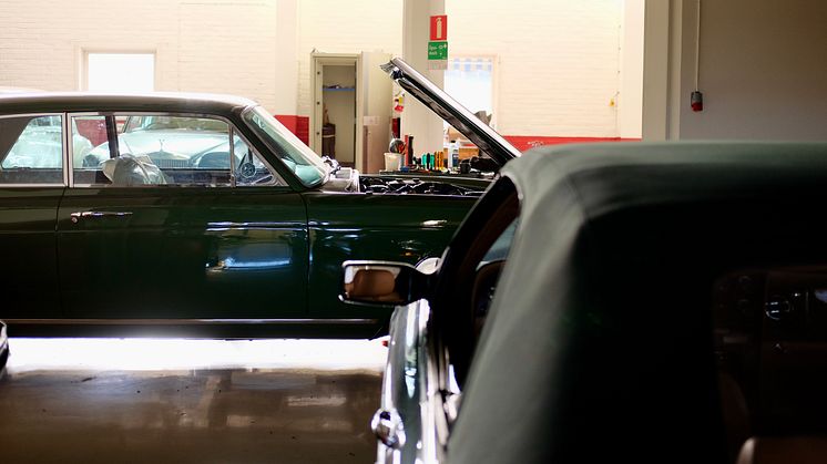 På ett industriområde i Trollhättan finns en bilverkstad fylld med Rolls-Royce och Bentley. Nu auktioneras bilarna ut.