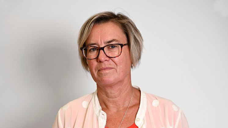 Förbundsordförande Lotta Håkansson och Monica Rosenblom, ordförande Reumatikerkdistriktet Stockholms län, protesterar mot planerna på att flytta ut den högspecialiserade slutenvården Reuma, Hud och Njure från sjukhusbyggnaden.