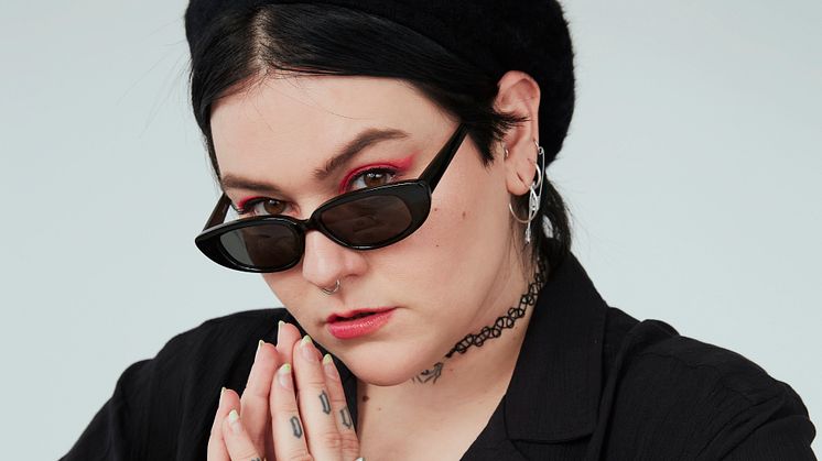 Med en eminent vokal, der både kan kradse og ae, står den fremadstormende danske sangerinde Rebecca Lou klar til at udsende sine rockhits i Lille VEGA den 27. oktober.