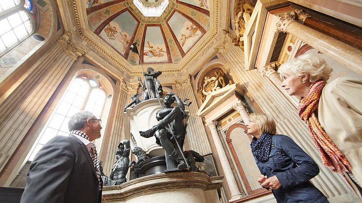 Gäste beim Besuch des Mausoleums in Stadthagen bei einer Tagestour im historischen Weserbergland