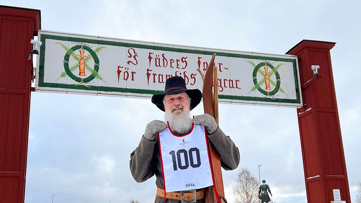 Söndag 3 mars 2024 är det dags för det 100:e Vasaloppet i ordningen. Startplatserna till det unika loppet släpps redan under årets Vasalopp, närmare bestämt i samma ögonblick som den första elitåkaren passerar Mångsbodarna.