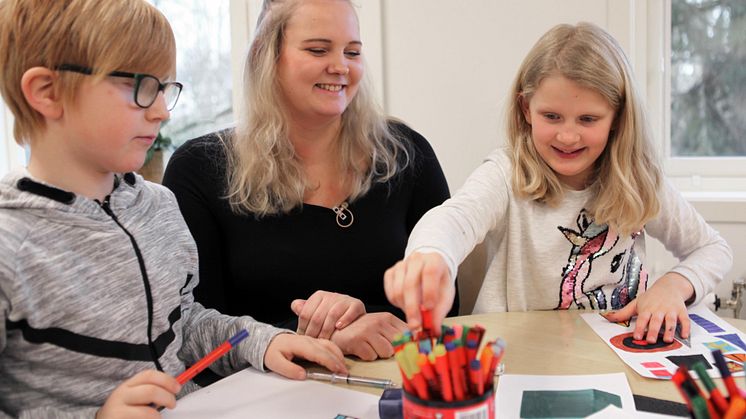 Redan i 5-årsåldern formar barn bilder om vad de kan arbeta med i framtiden. Inspiration som vidgar barns tankar om yrkesval behöver vävas in i undervisningen från de första skolåren.